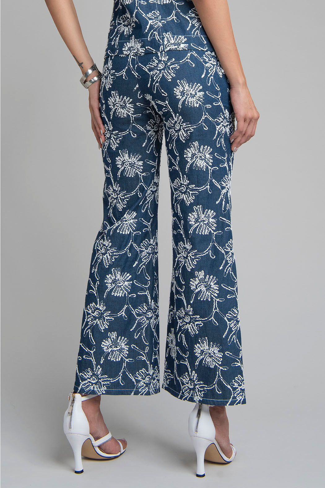 Pantalon De Mezclilla Con Estampado Bordado
