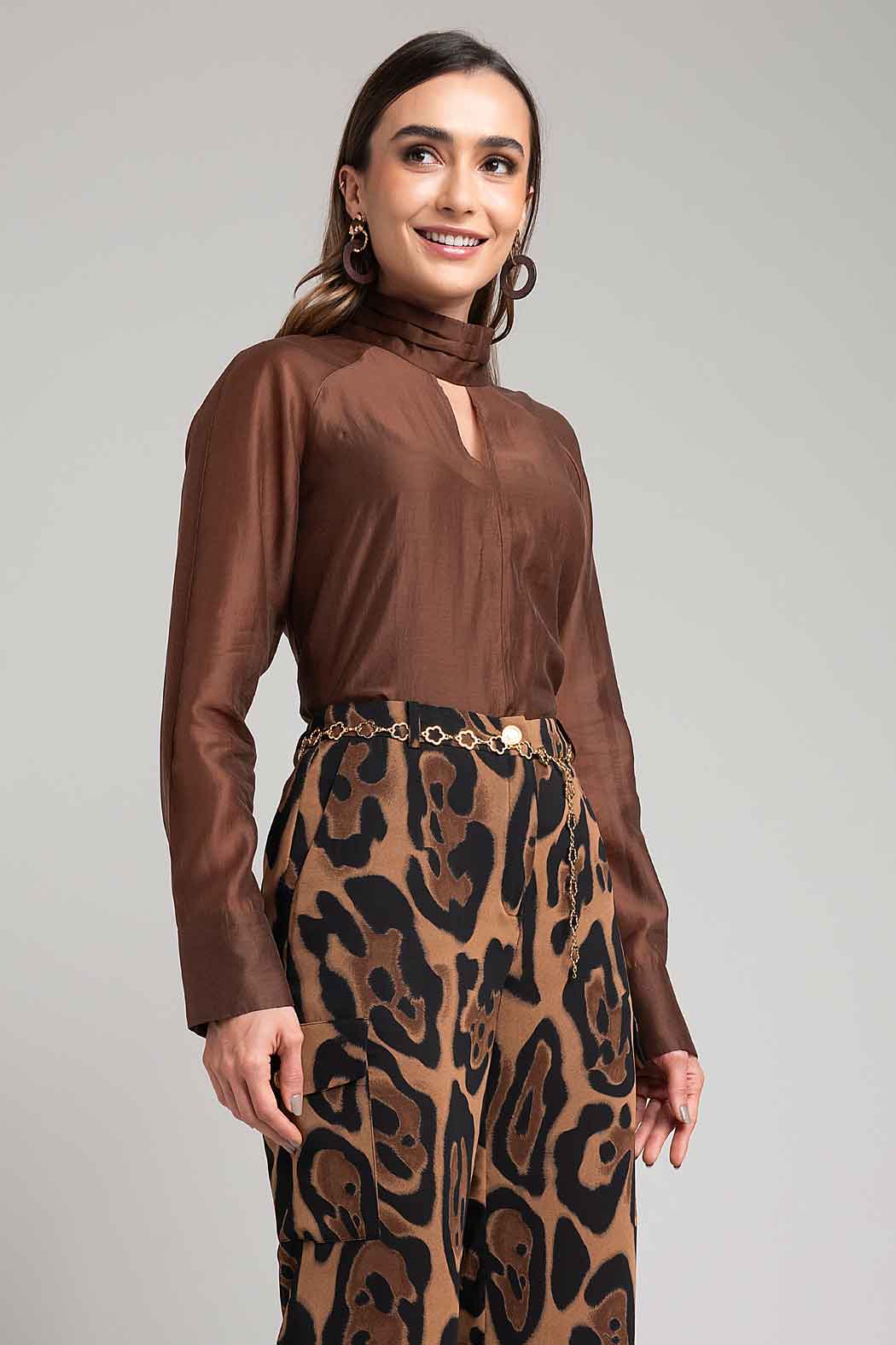 Blusa Lisa Con Nudo En Cuello