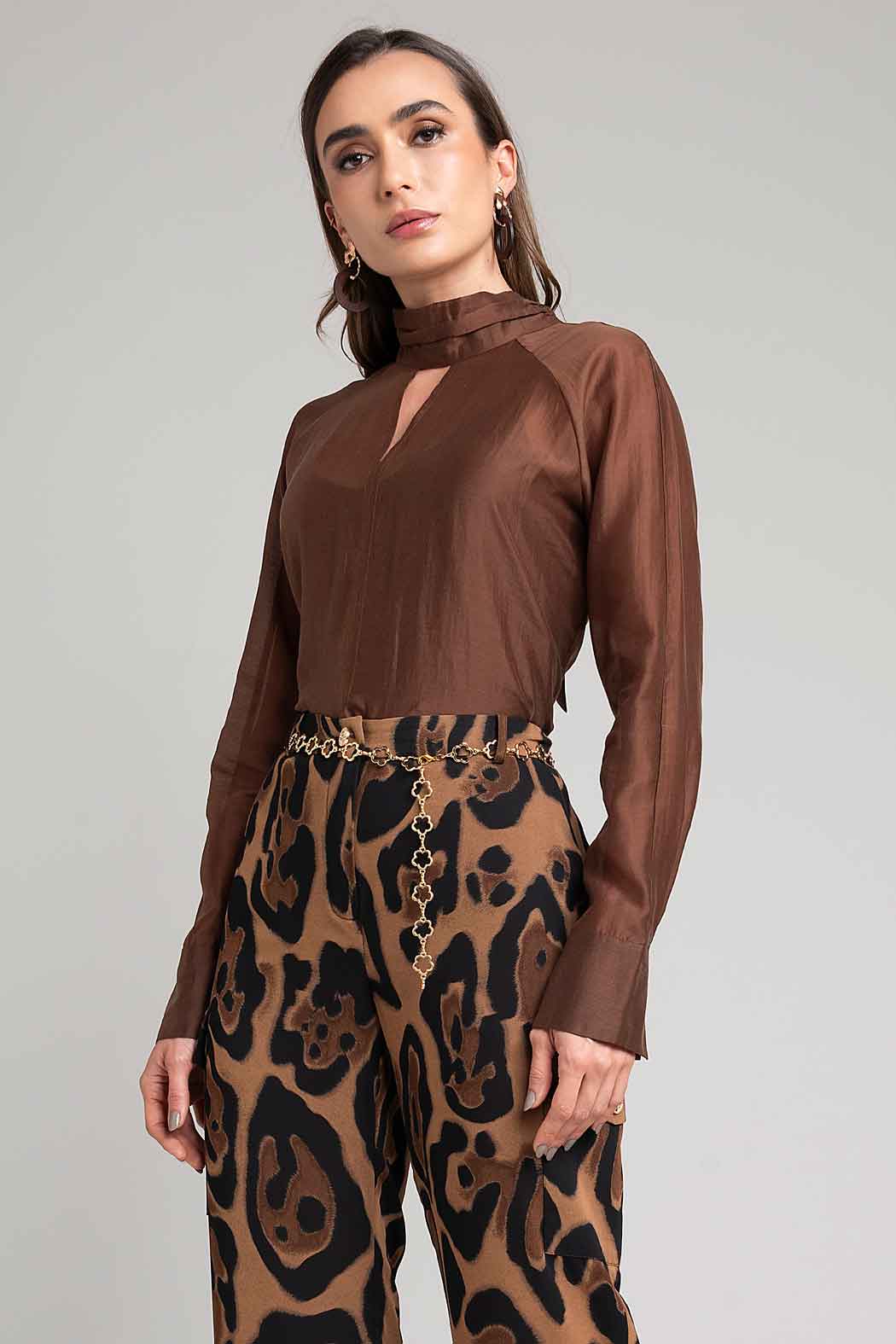 Blusa Lisa Con Nudo En Cuello