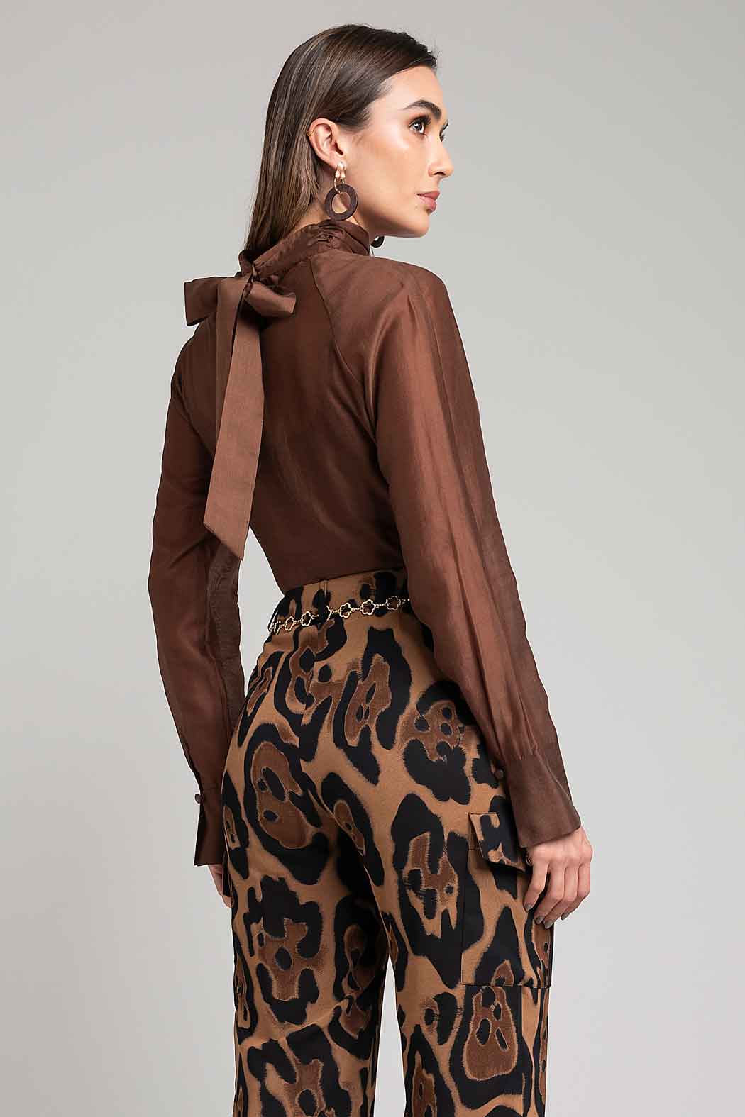 Blusa Lisa Con Nudo En Cuello