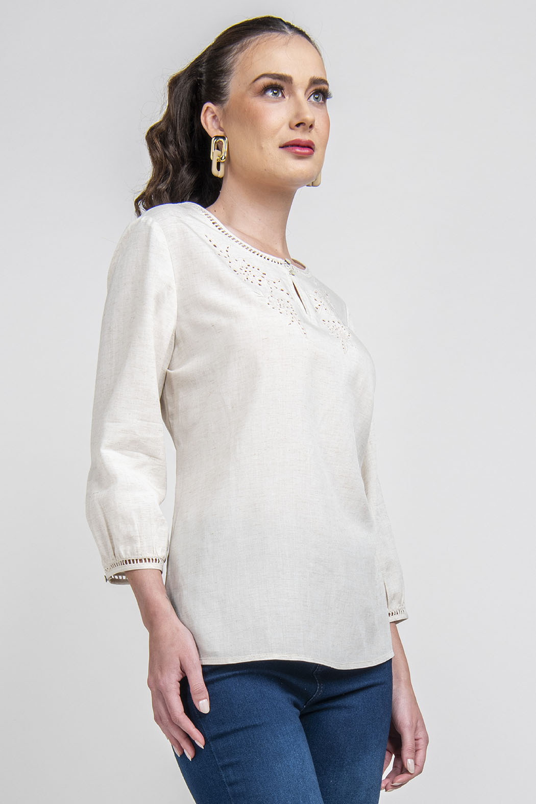 Blusa Lisa Con Detalle Bordado