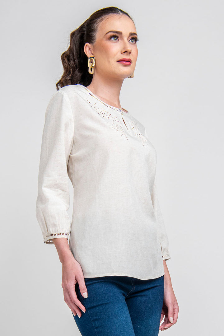 Blusa Lisa Con Detalle Bordado