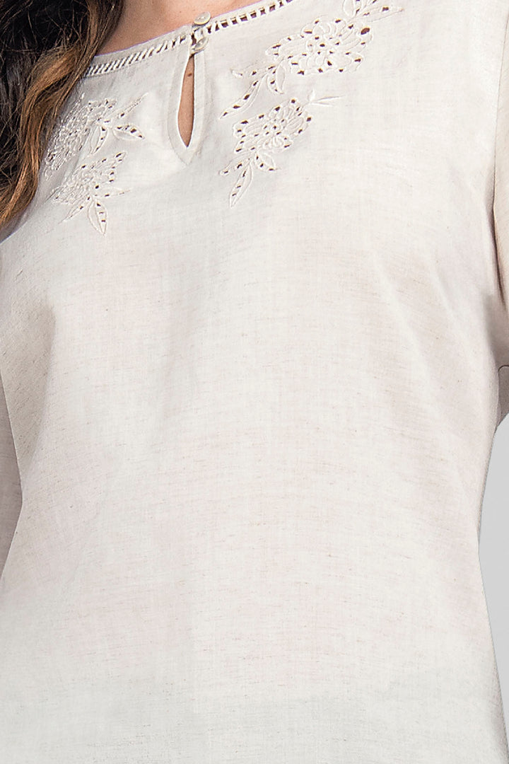 Blusa Lisa Con Detalle Bordado