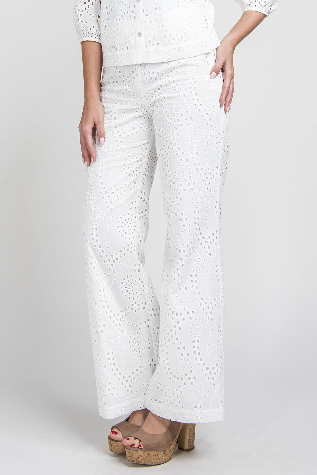 Pantalon Liso Con Detalles Bordados