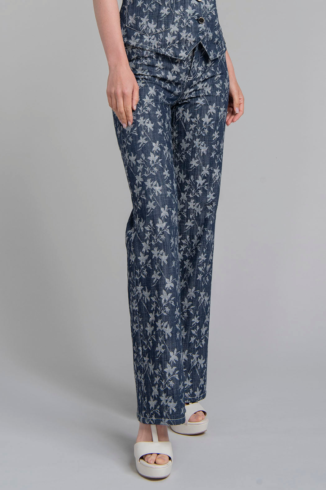 Pantalon  De Mezclilla Con Estampado De Hojas