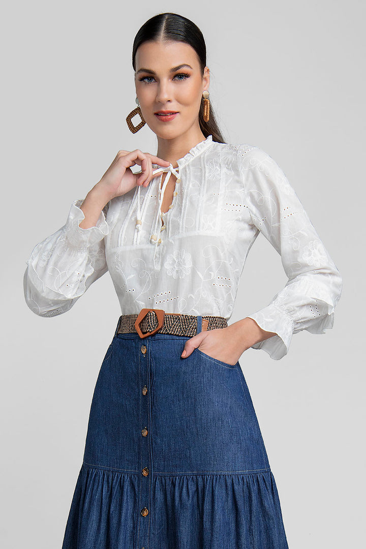 Blusa Con Bordados Y Botones Al Frente