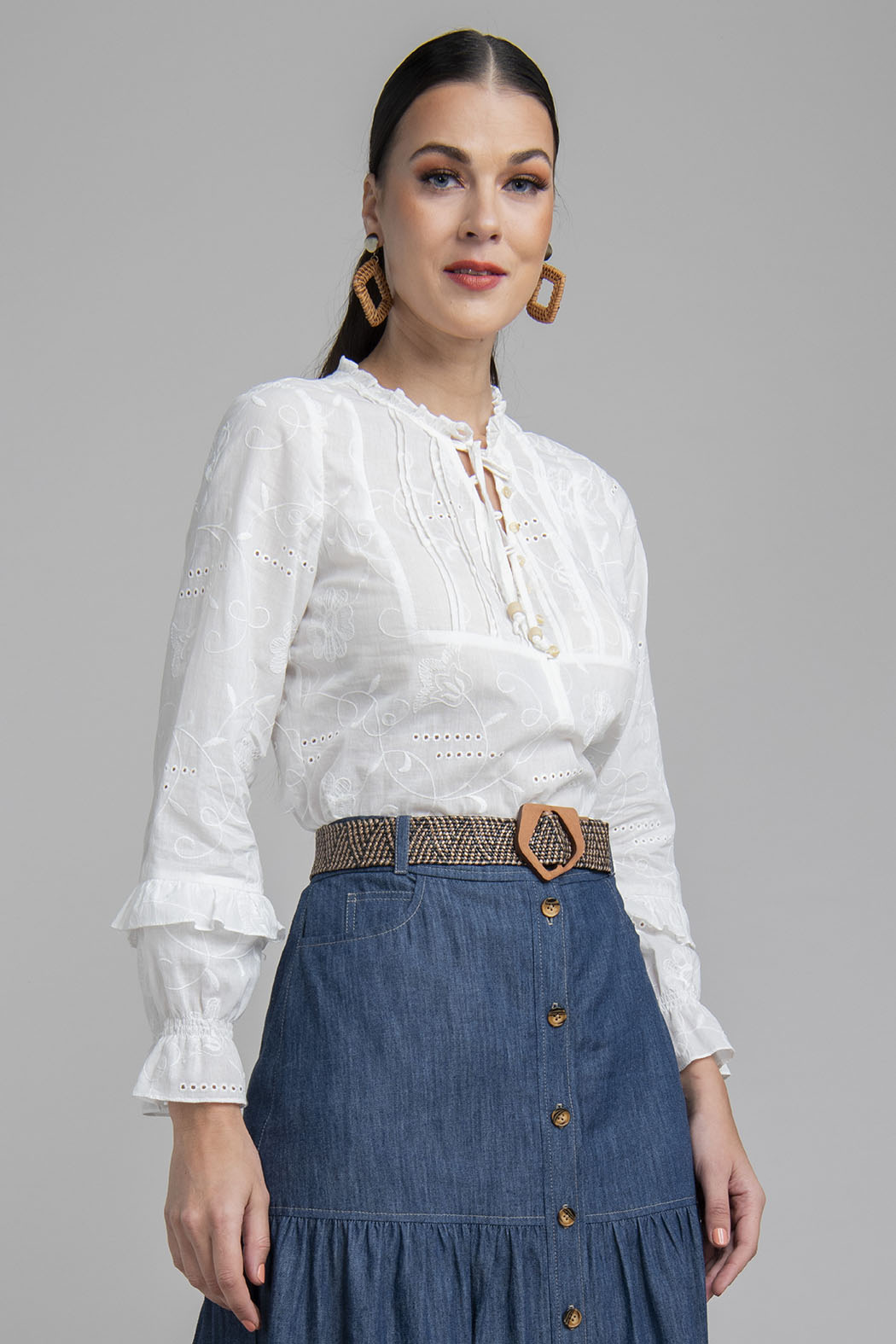 Blusa Con Bordados Y Botones Al Frente