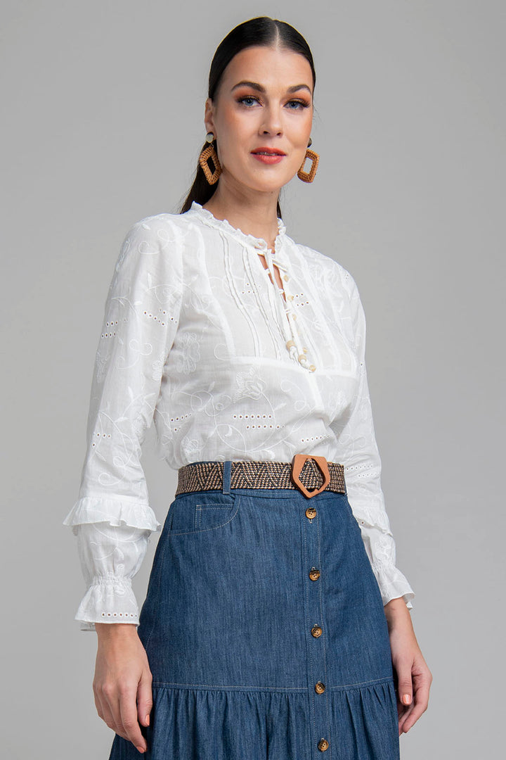 Blusa Con Bordados Y Botones Al Frente