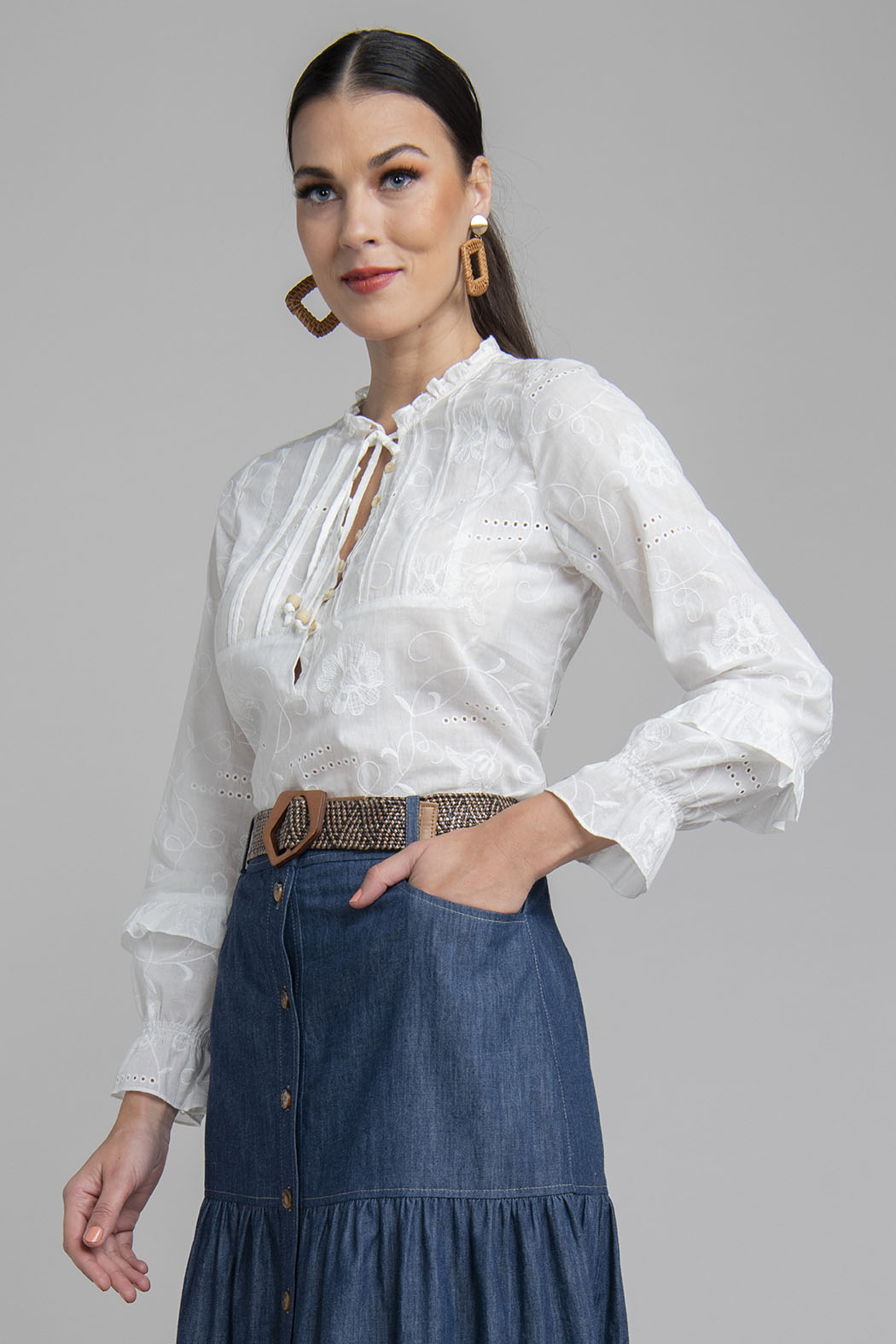 Blusa Con Bordados Y Botones Al Frente