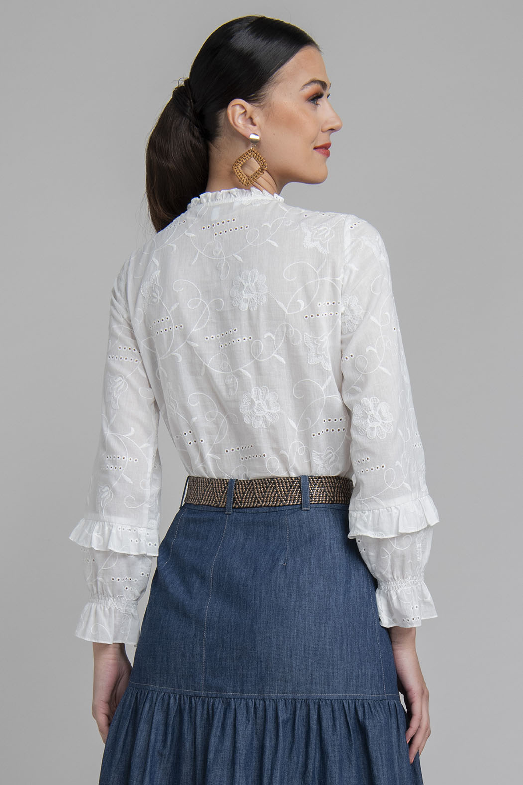 Blusa Con Bordados Y Botones Al Frente