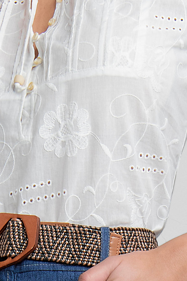Blusa Con Bordados Y Botones Al Frente