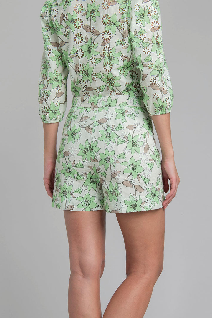 Short Estampado Con Detalles Bordados