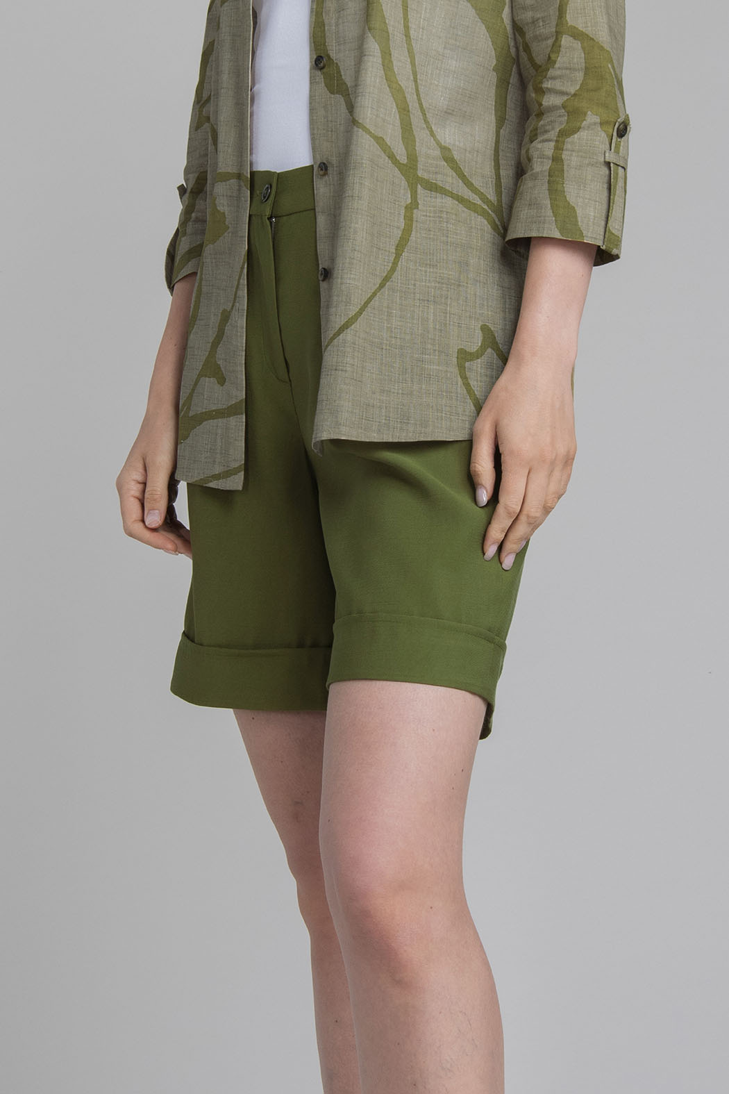 Short Liso Con Bolsas