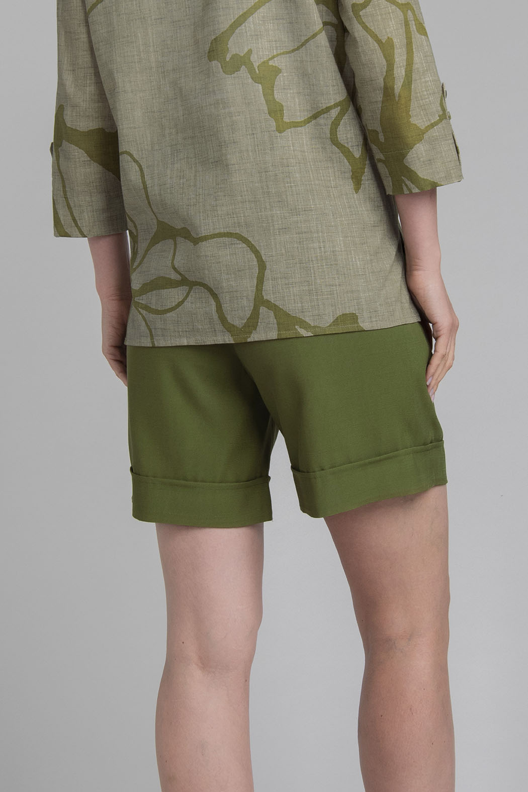 Short Liso Con Bolsas