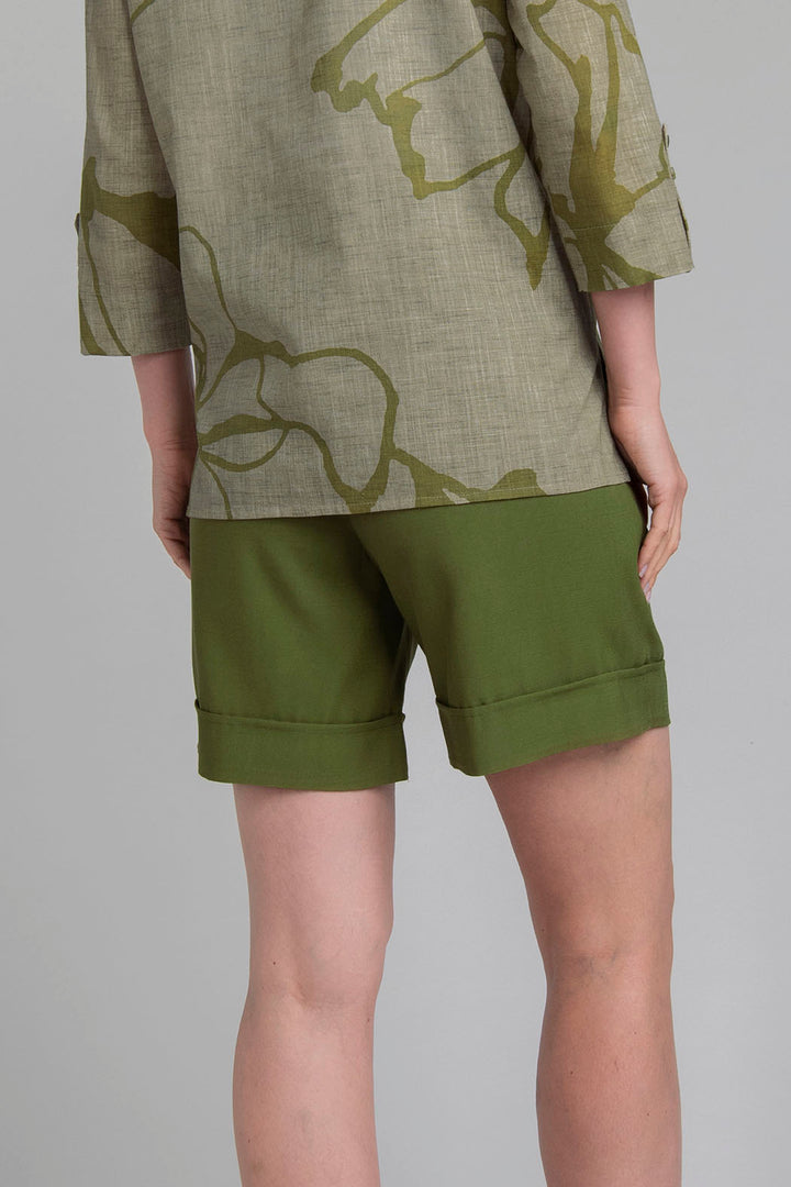 Short Liso Con Bolsas