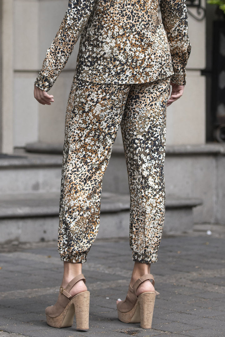 Pantalón Amplio Con Bolsas Y Resorte En Tobillos Estampado De Animal Print