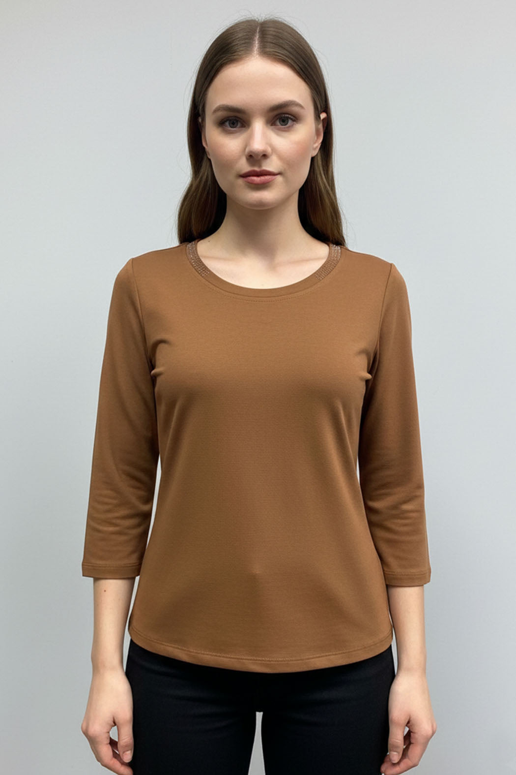 Blusa Lisa De Manga 3/4 Y Detalles De Brillos En Cuello