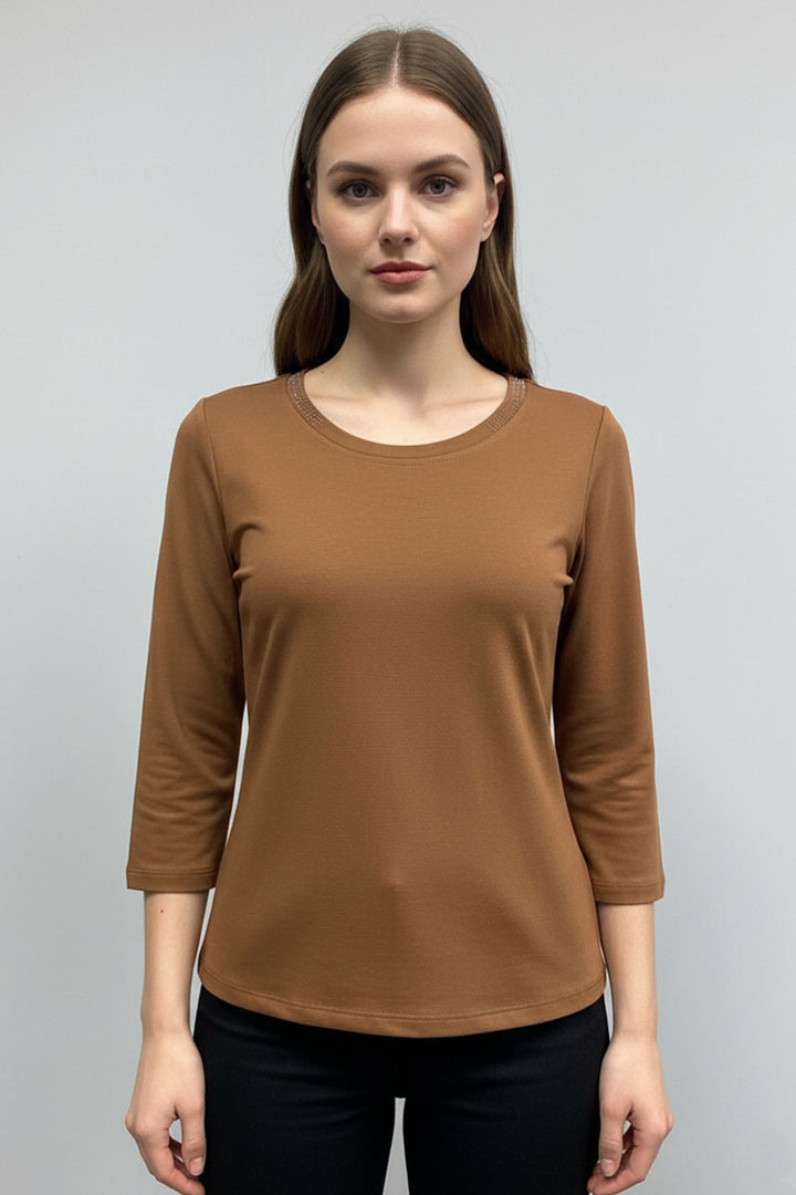 Blusa Lisa De Manga 3/4 Y Detalles De Brillos En Cuello