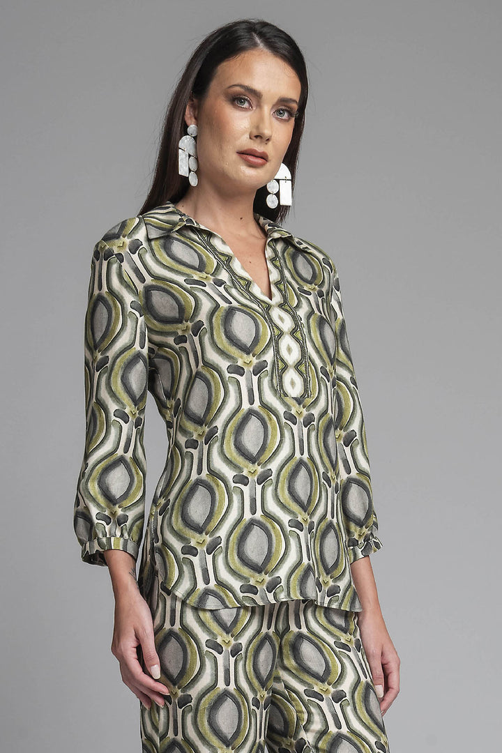 Blusa Estampada Con Cuello Camisero