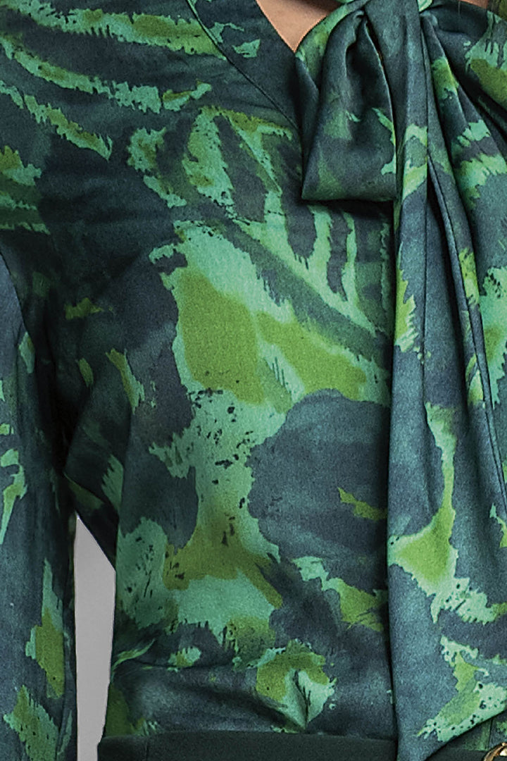 Blusa Estampada De Manga Larga Con Corbatin