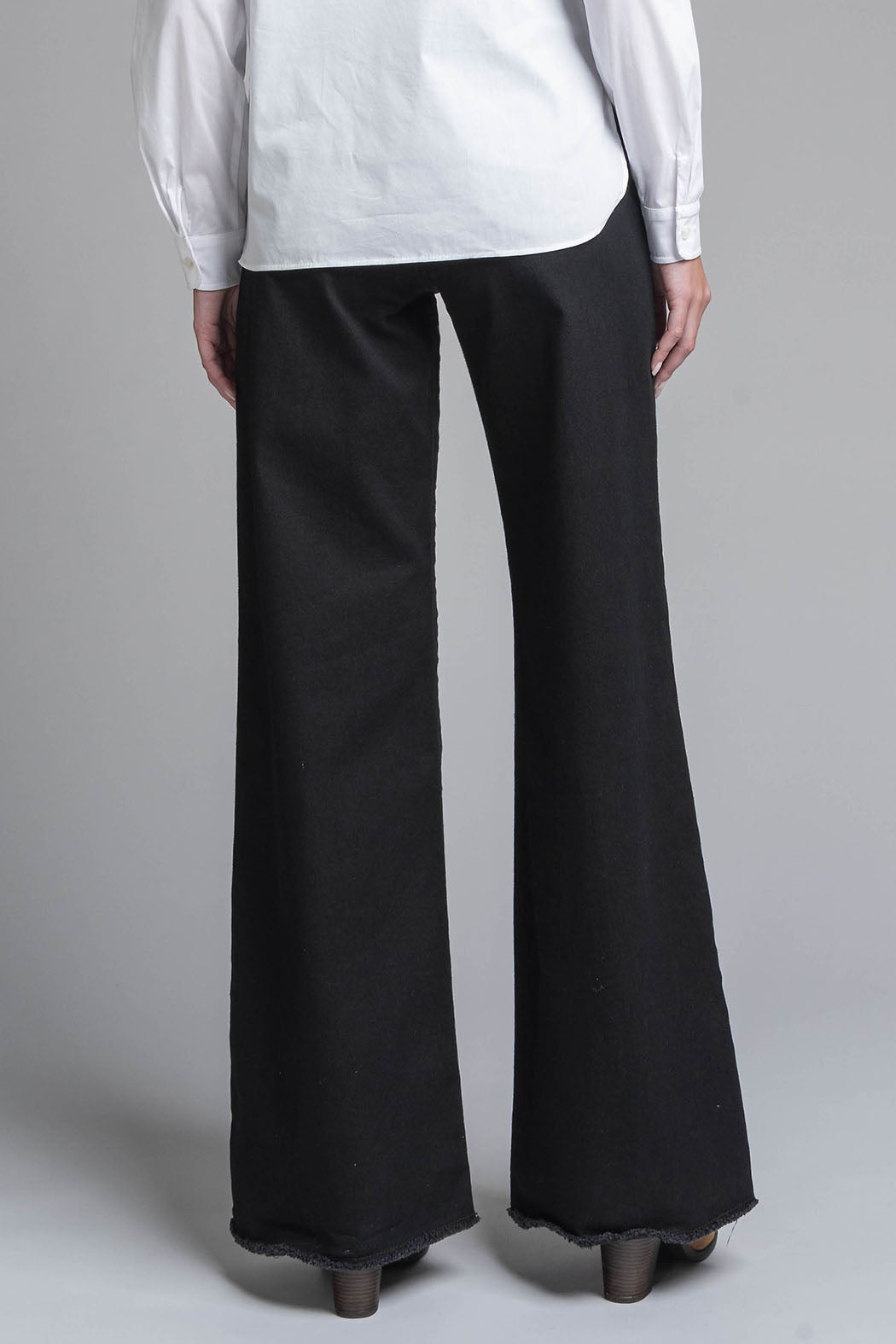 Jeans Corte Ancho Con Bolsas Al Frente