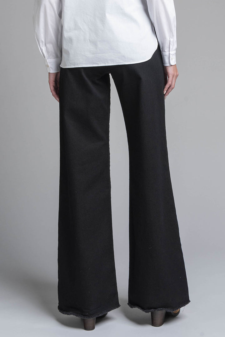 Jeans Corte Ancho Con Bolsas Al Frente