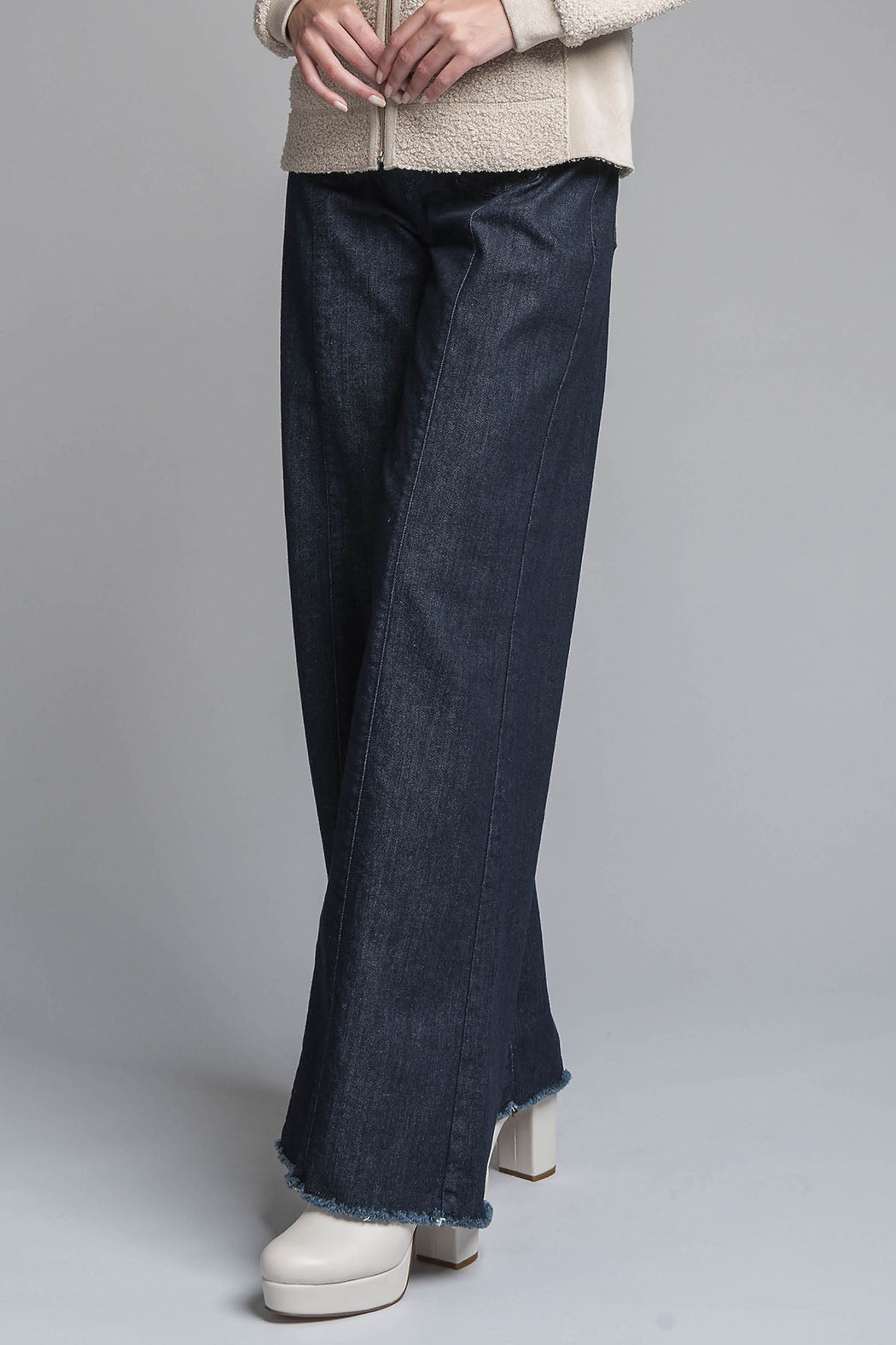 Jeans Corte Ancho Con Bolsas Al Frente