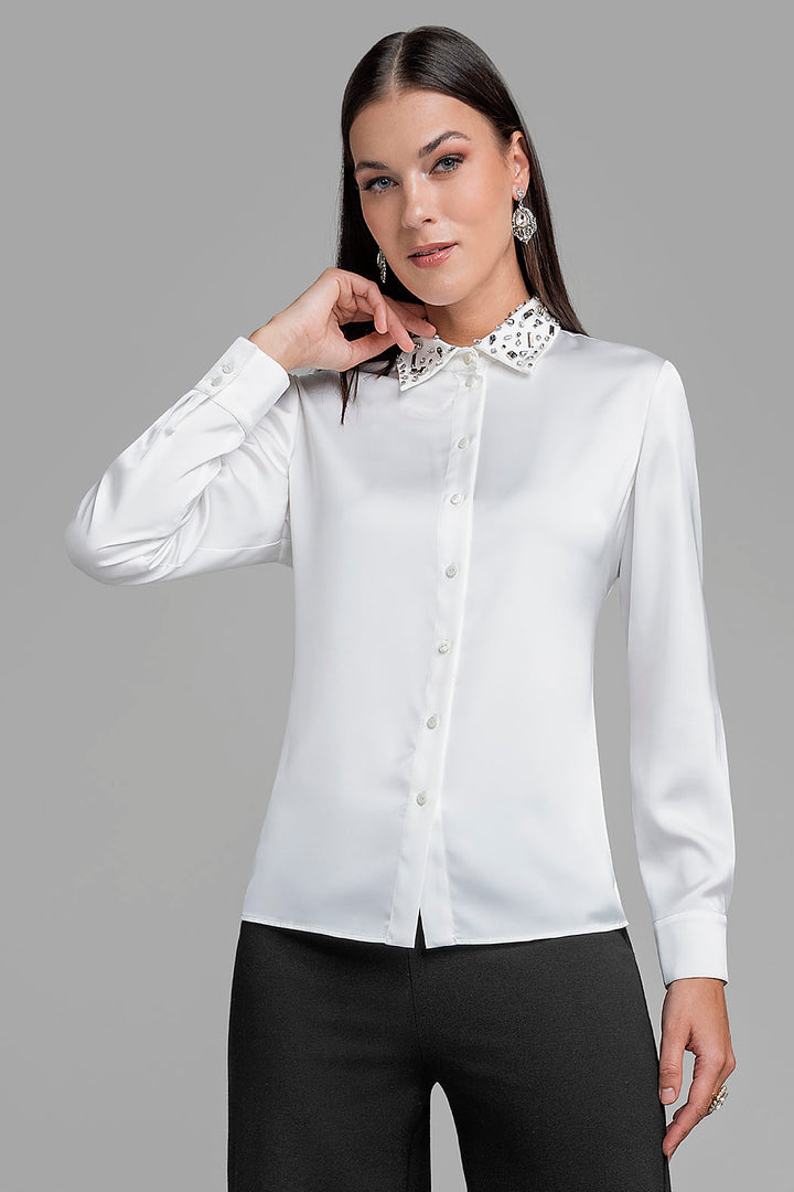 Blusa Lisa De Satin Con Pedreria En Cuello