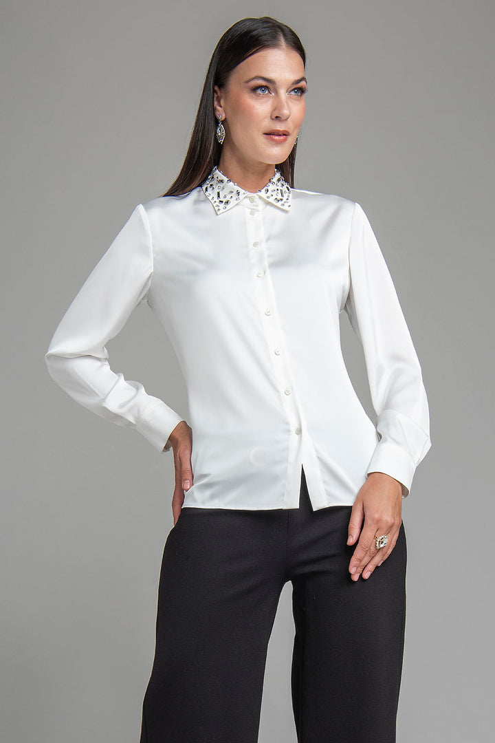 Blusa Lisa De Satin Con Pedreria En Cuello