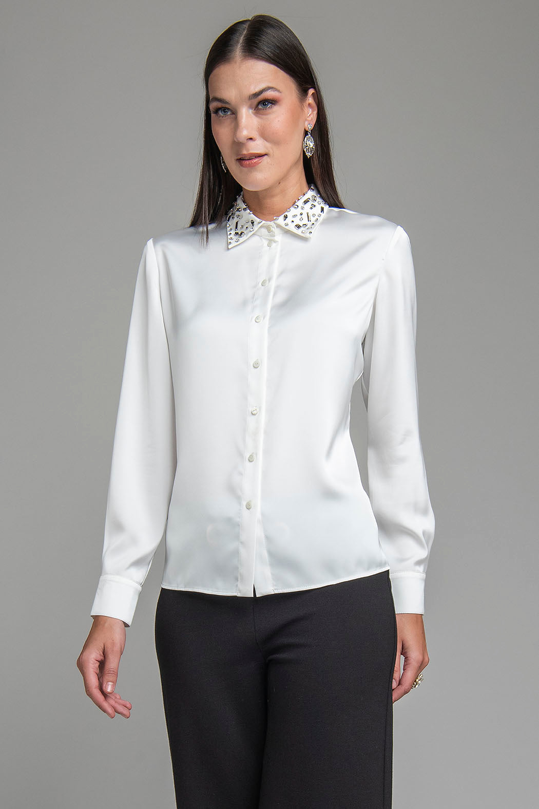 Blusa Lisa De Satin Con Pedreria En Cuello