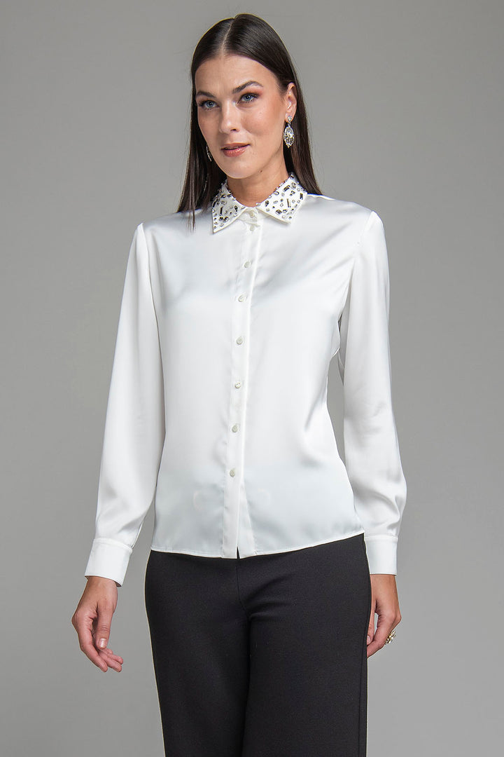 Blusa Lisa De Satin Con Pedreria En Cuello
