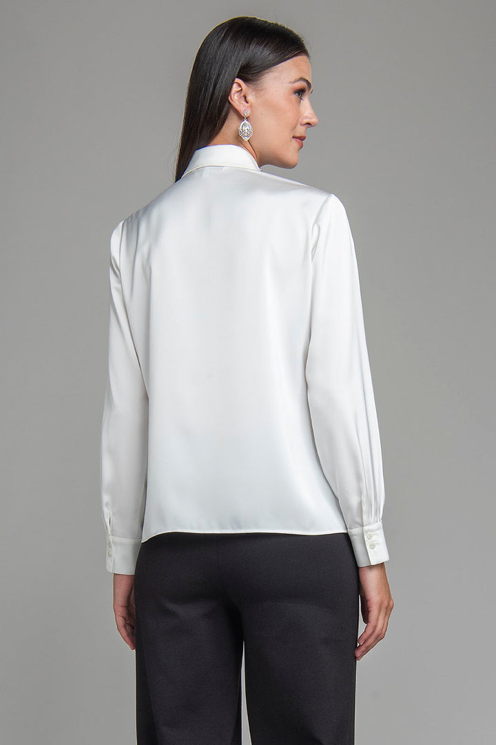 Blusa Lisa De Satin Con Pedreria En Cuello
