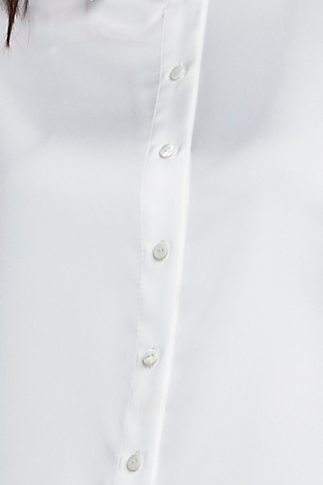 Blusa Lisa De Satin Con Pedreria En Cuello