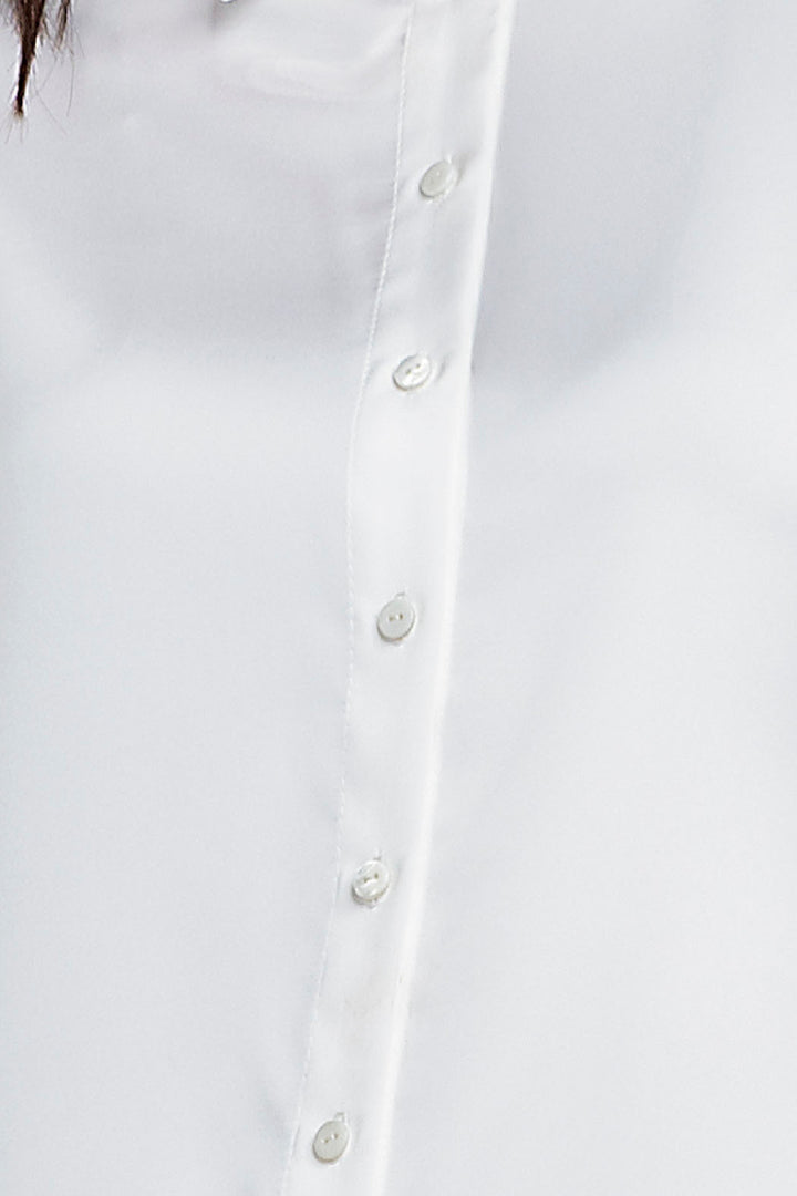 Blusa Lisa De Satin Con Pedreria En Cuello