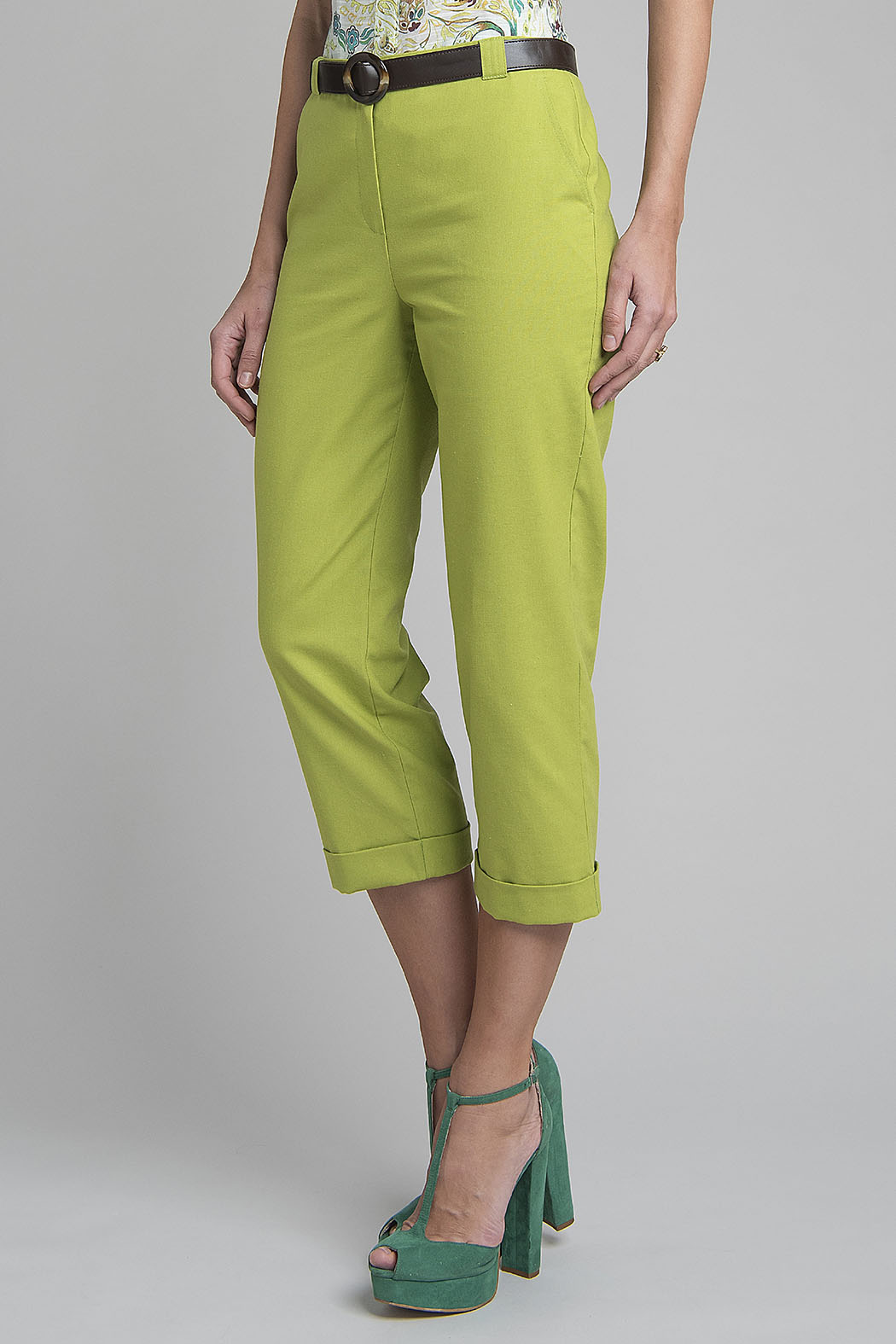 Pantalon Capri Liso Con Cinturon