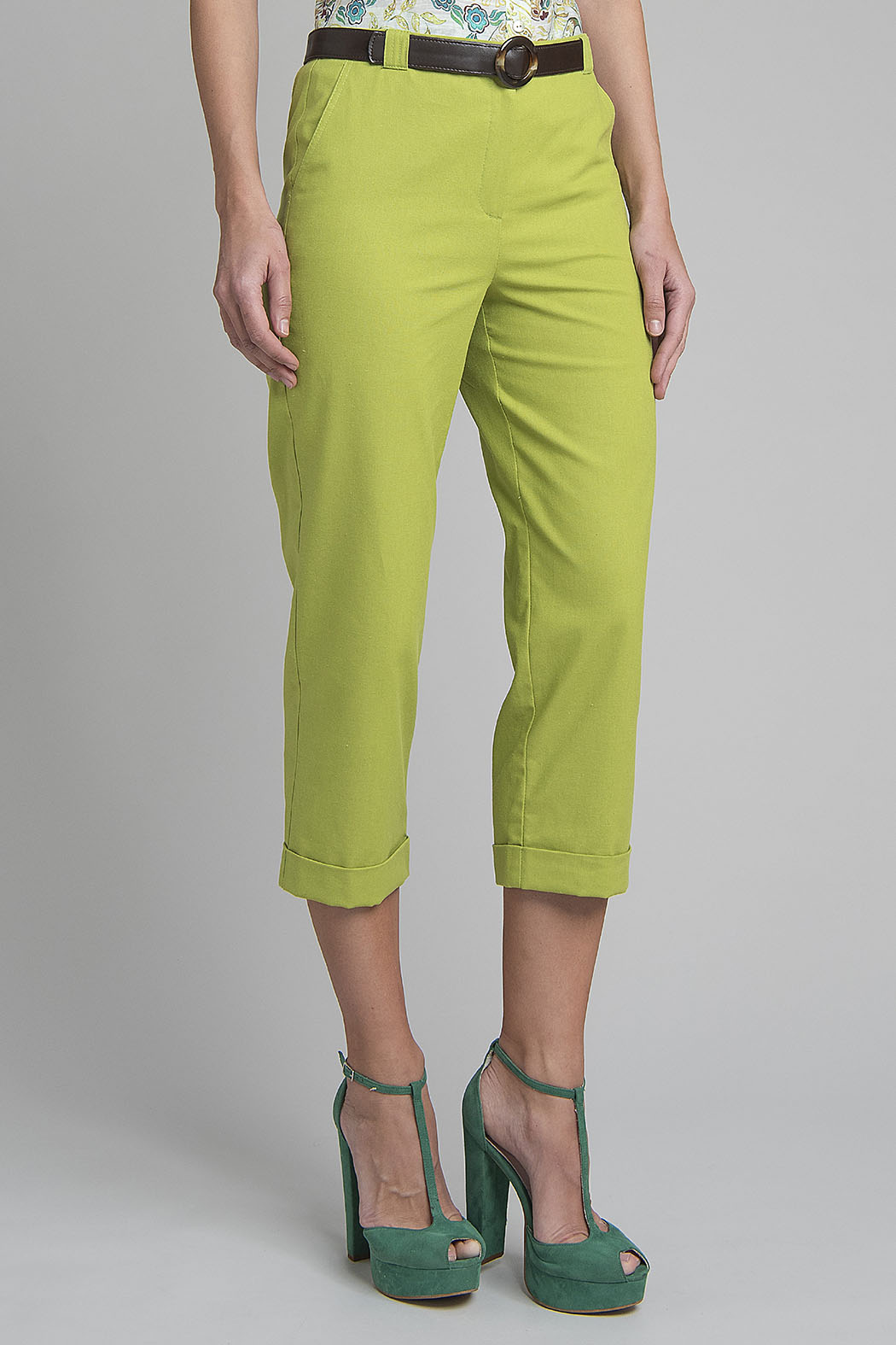 Pantalon Capri Liso Con Cinturon