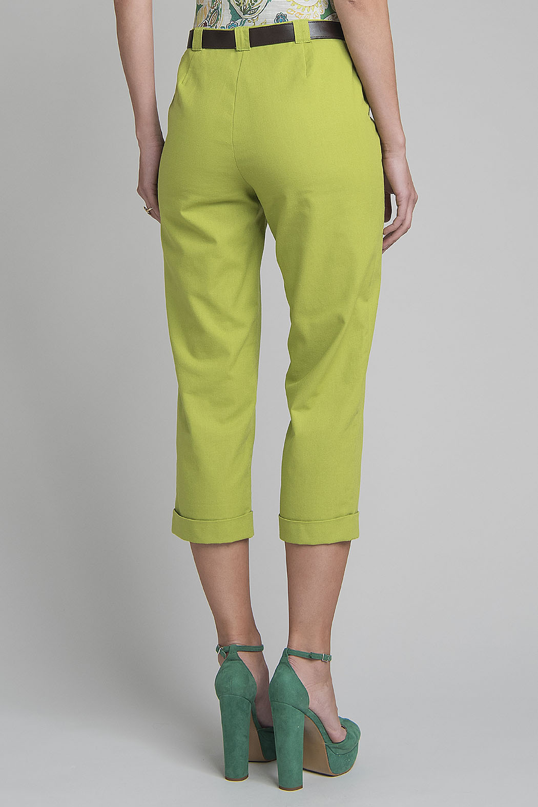 Pantalon Capri Liso Con Cinturon