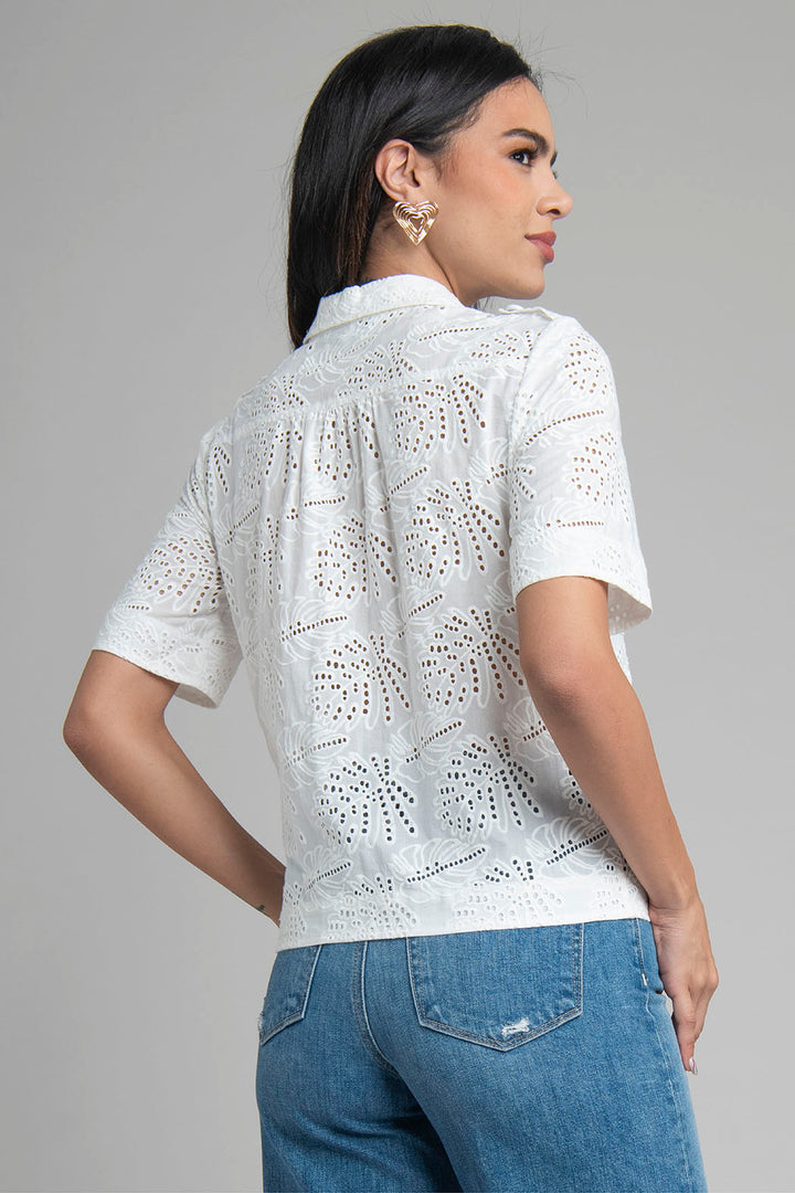 Blusa Camisera De Tira Bordada Con Manga Corta
