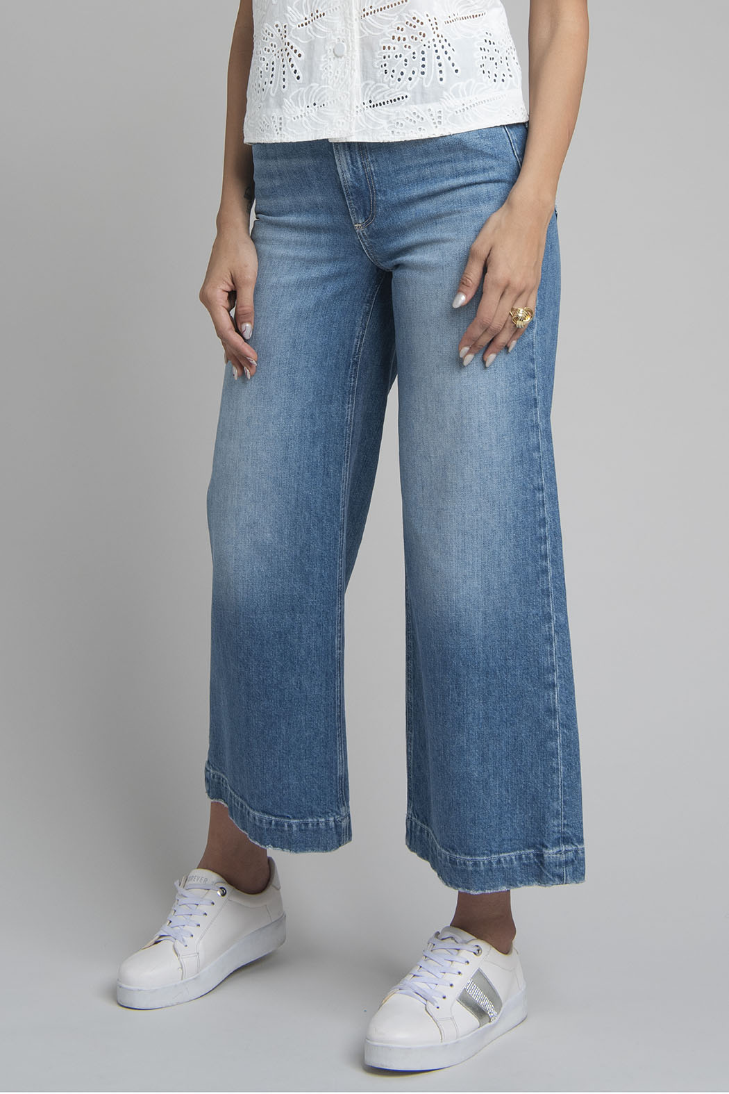 Jeans Corte Recto Deslavado