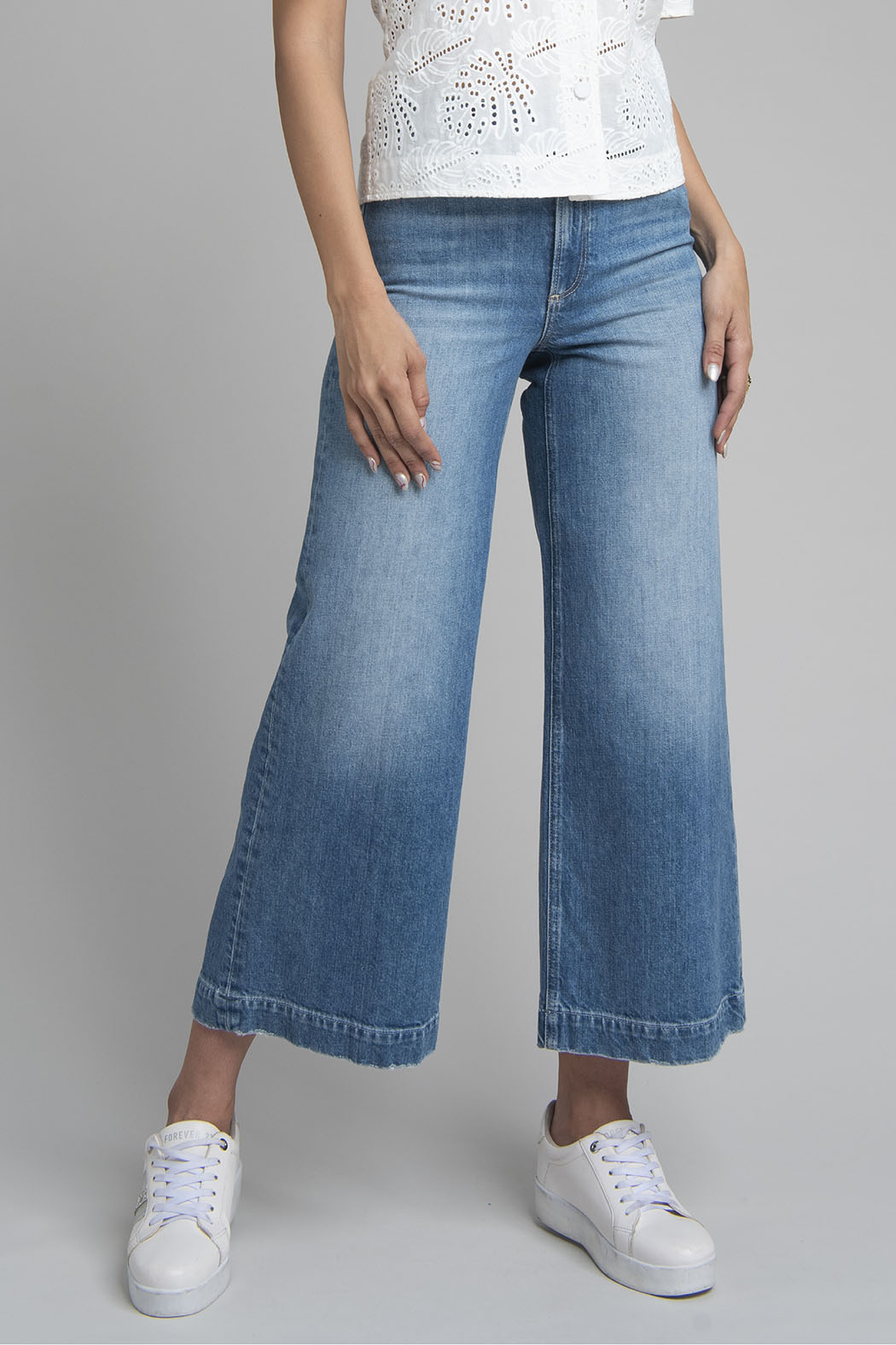 Jeans Corte Recto Deslavado