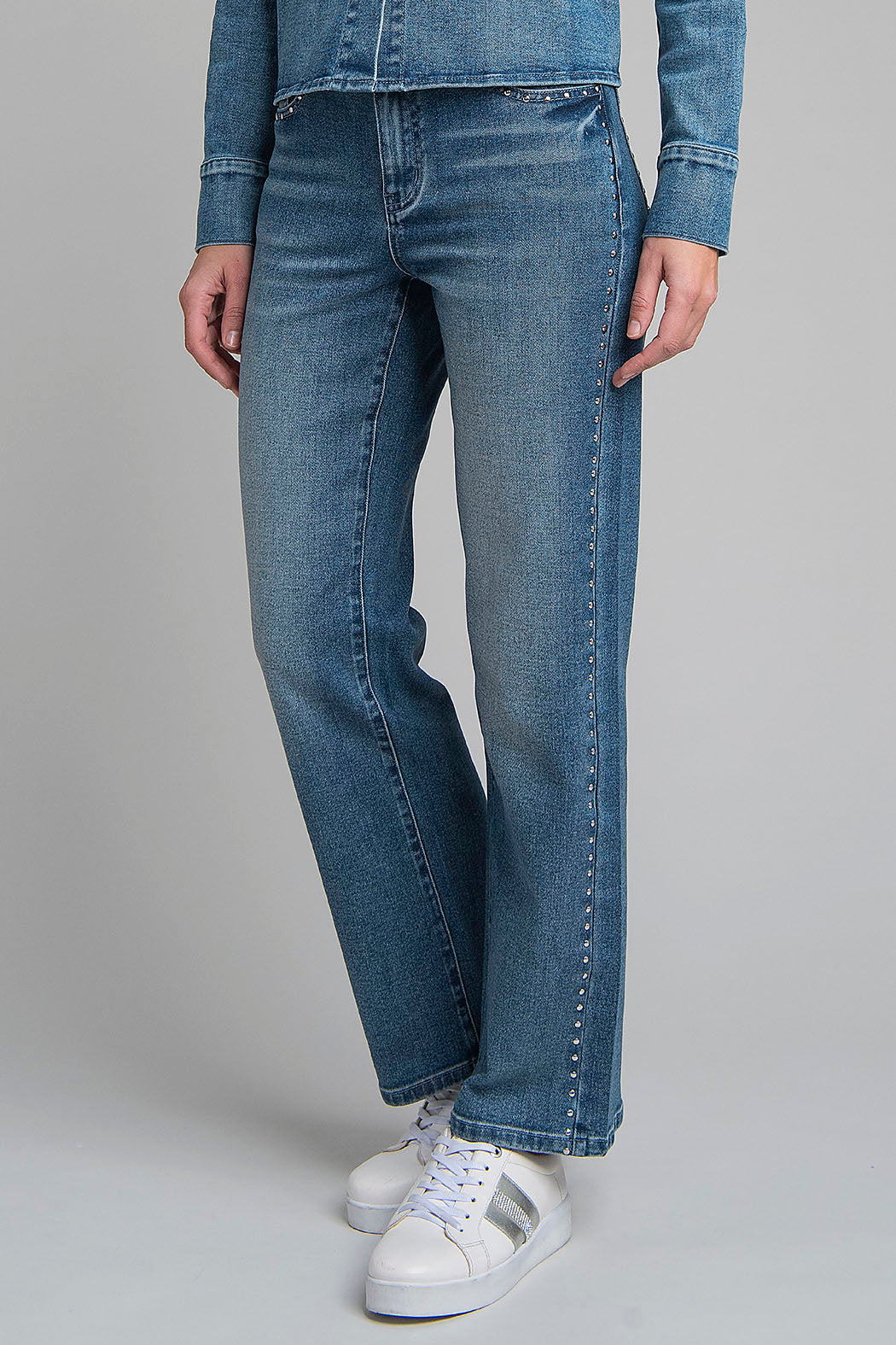 Jeans Corte Recto Con Estoperoles