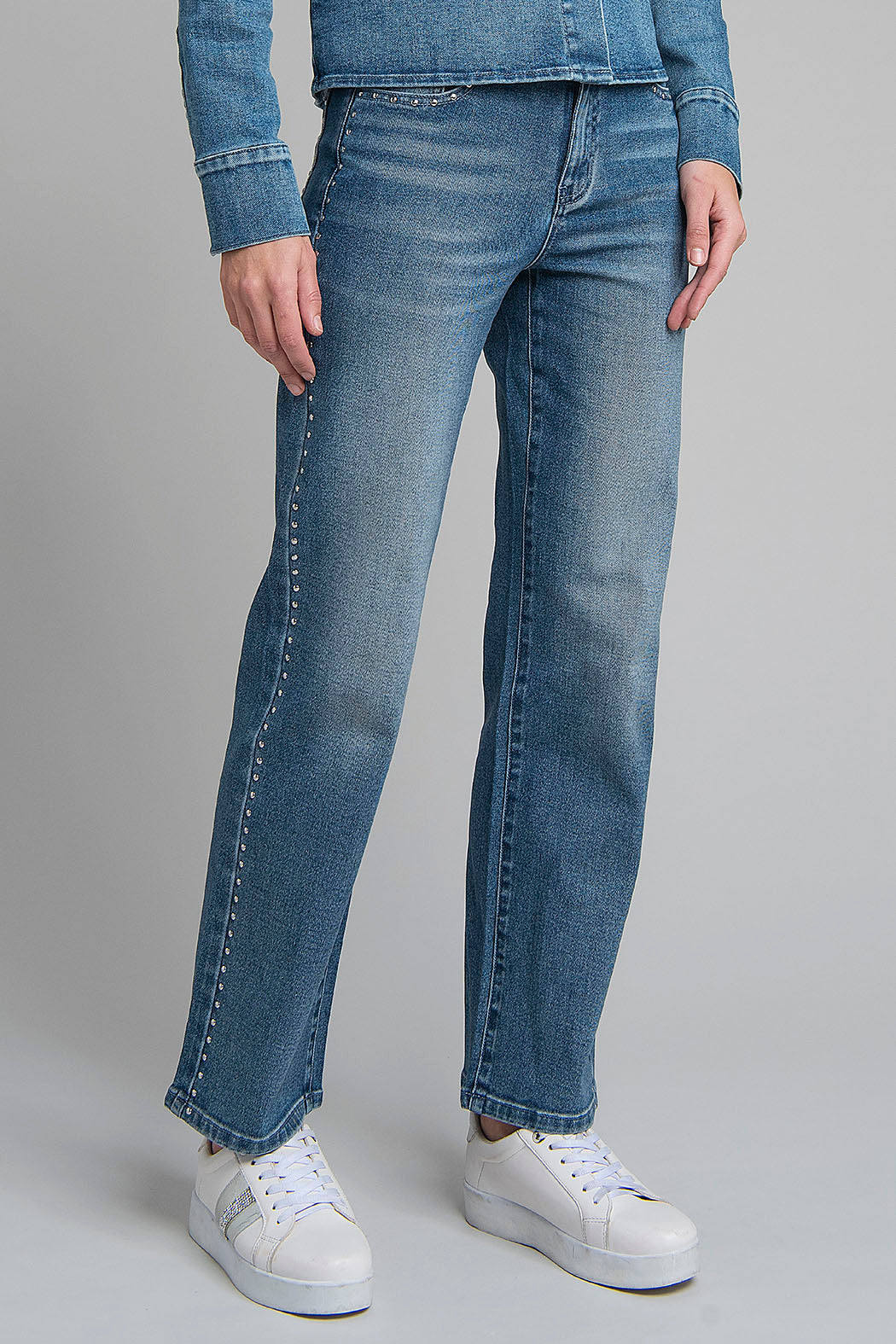 Jeans Corte Recto Con Estoperoles