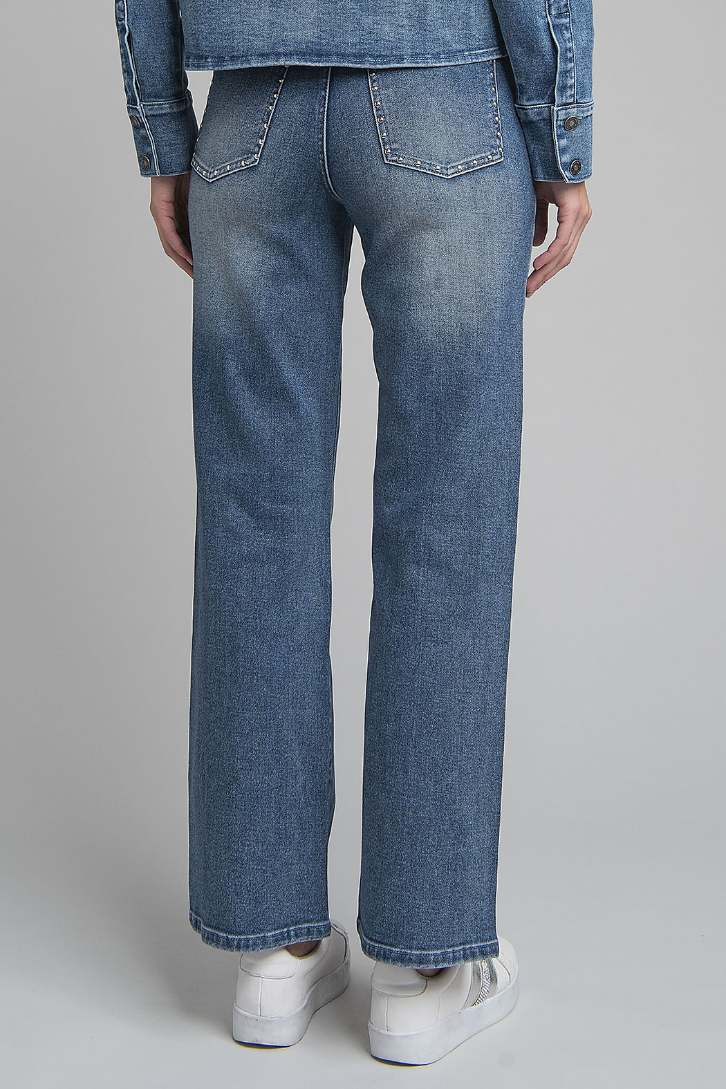 Jeans Corte Recto Con Estoperoles