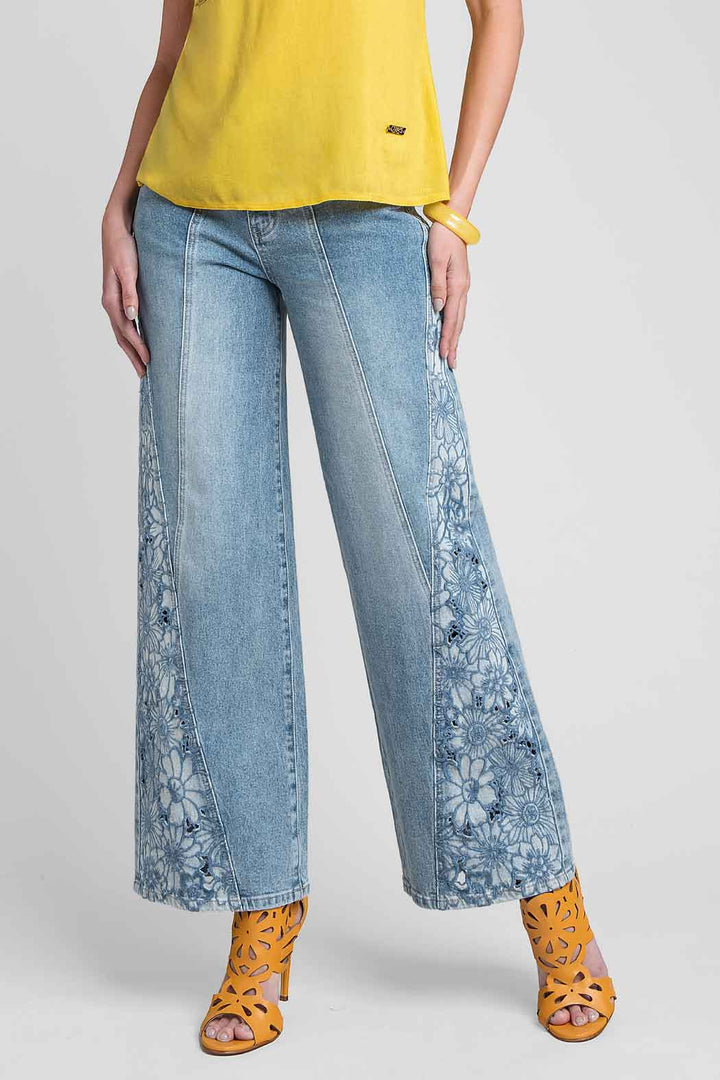 Jeans Con Aplicaciones Bordadas En Lateral