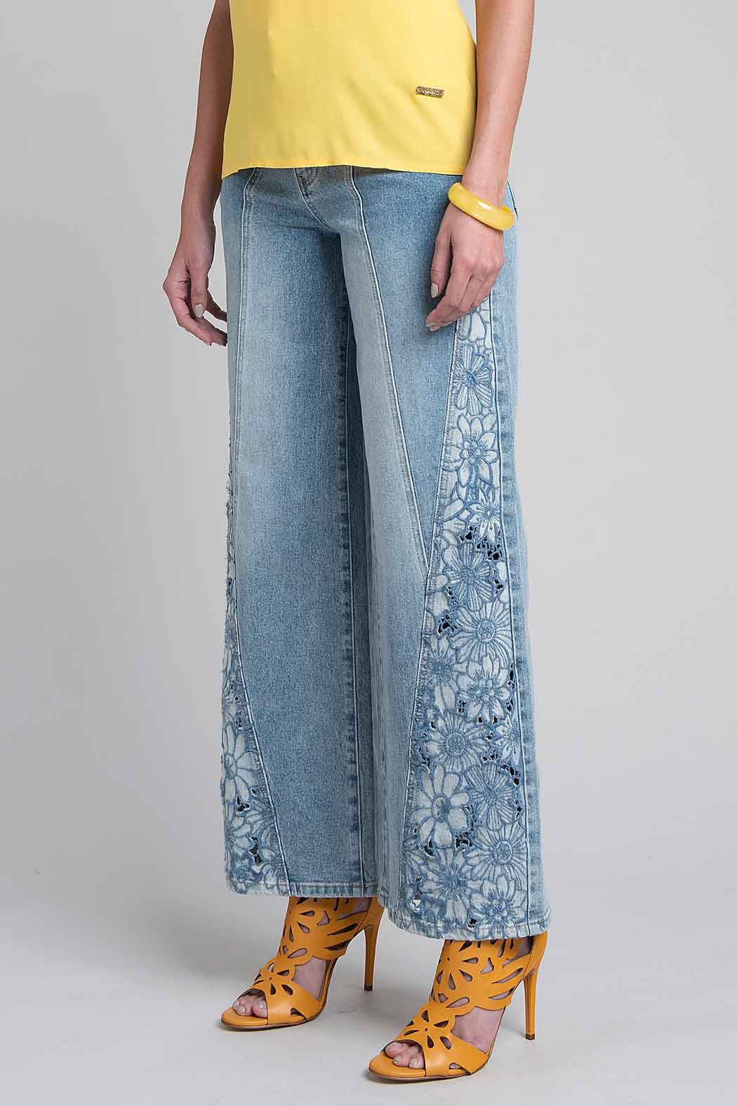 Jeans Con Aplicaciones Bordadas En Lateral