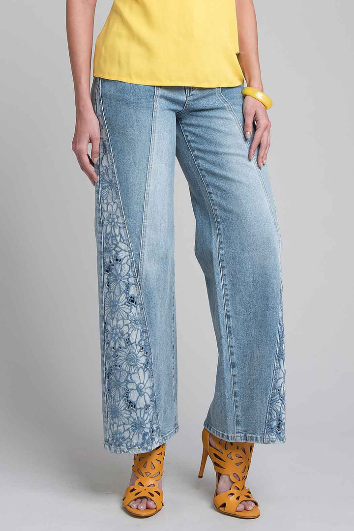 Jeans Con Aplicaciones Bordadas En Lateral