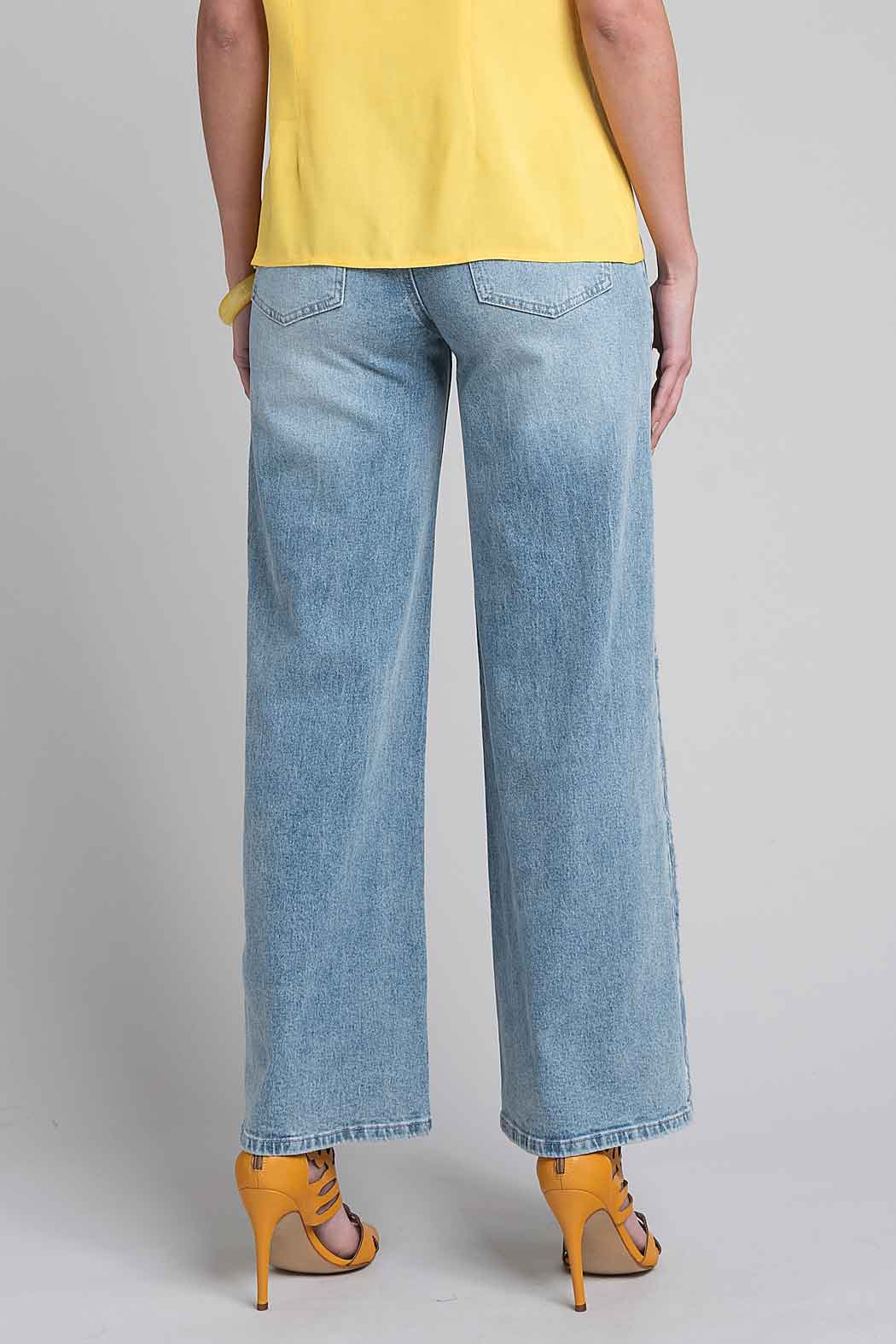 Jeans Con Aplicaciones Bordadas En Lateral