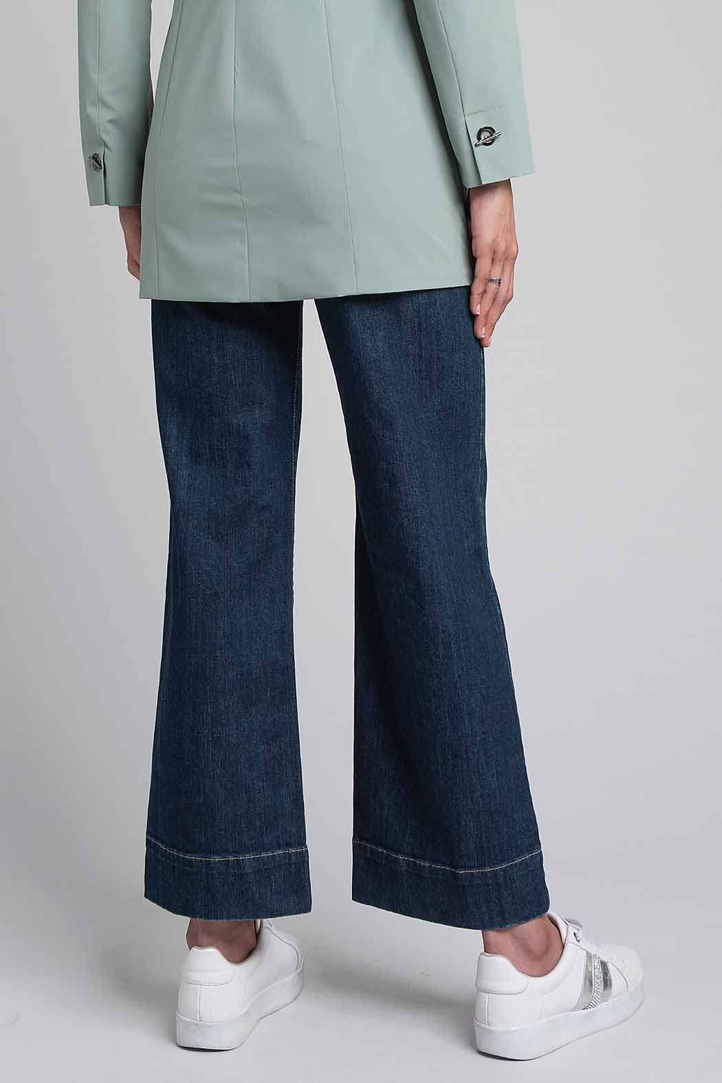 Jeans Corte Recto Con Bolsillos