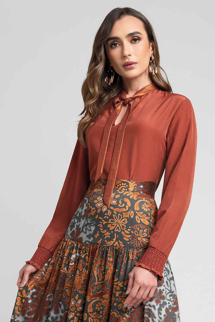 Blusa Lisa Con Cuello V Y Corbatin