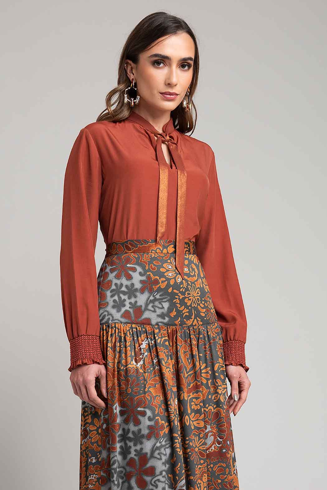 Blusa Lisa Con Cuello V Y Corbatin